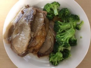 糖質制限に最適で簡単な塩麹漬け豚肉とブロッコリーのレシピ