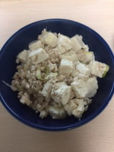 糖質制限に最適で簡単なひき肉豆腐の煮込みすき焼き風レシピ