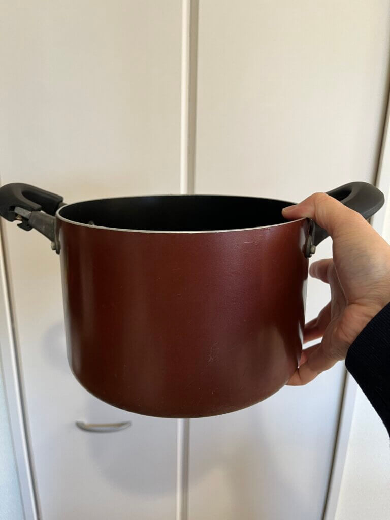 食洗機に大型鍋(5.7L)を入れた様子