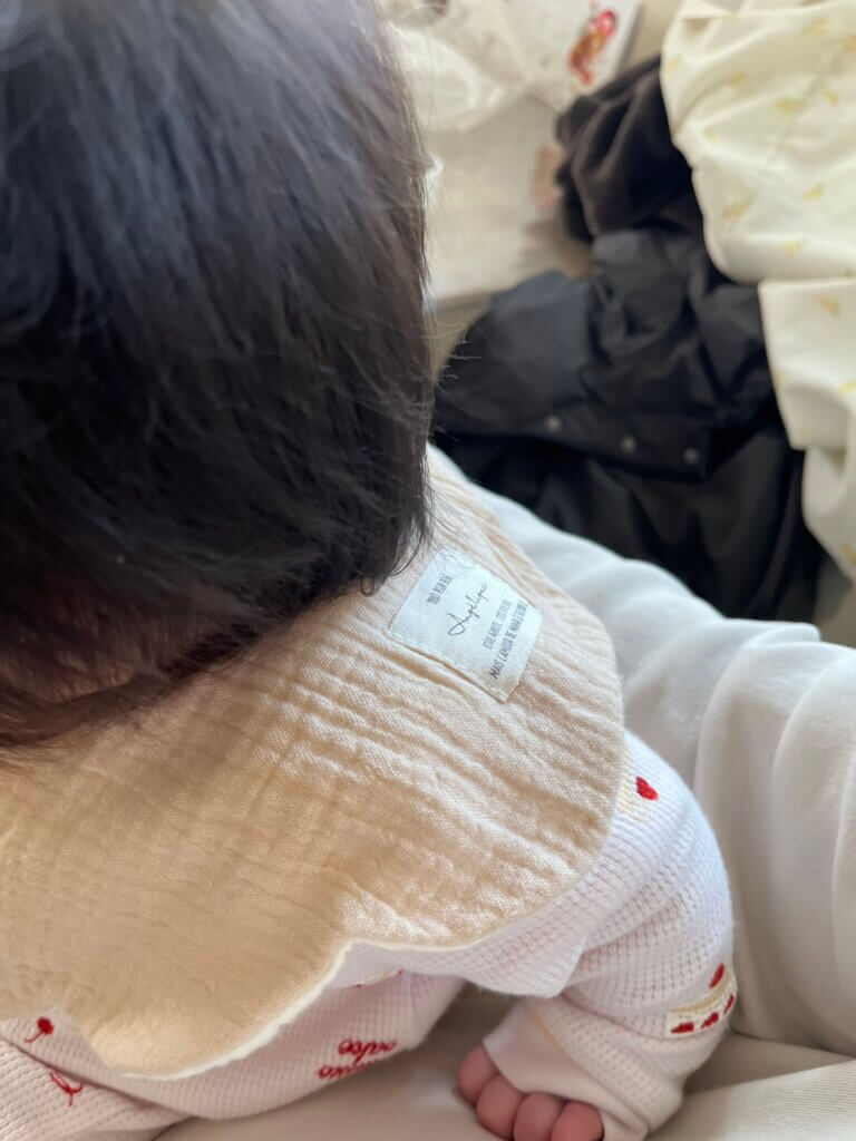 防水スタイにミルクをこぼした状態